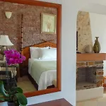 Le Petit Greek Hotel 2*
